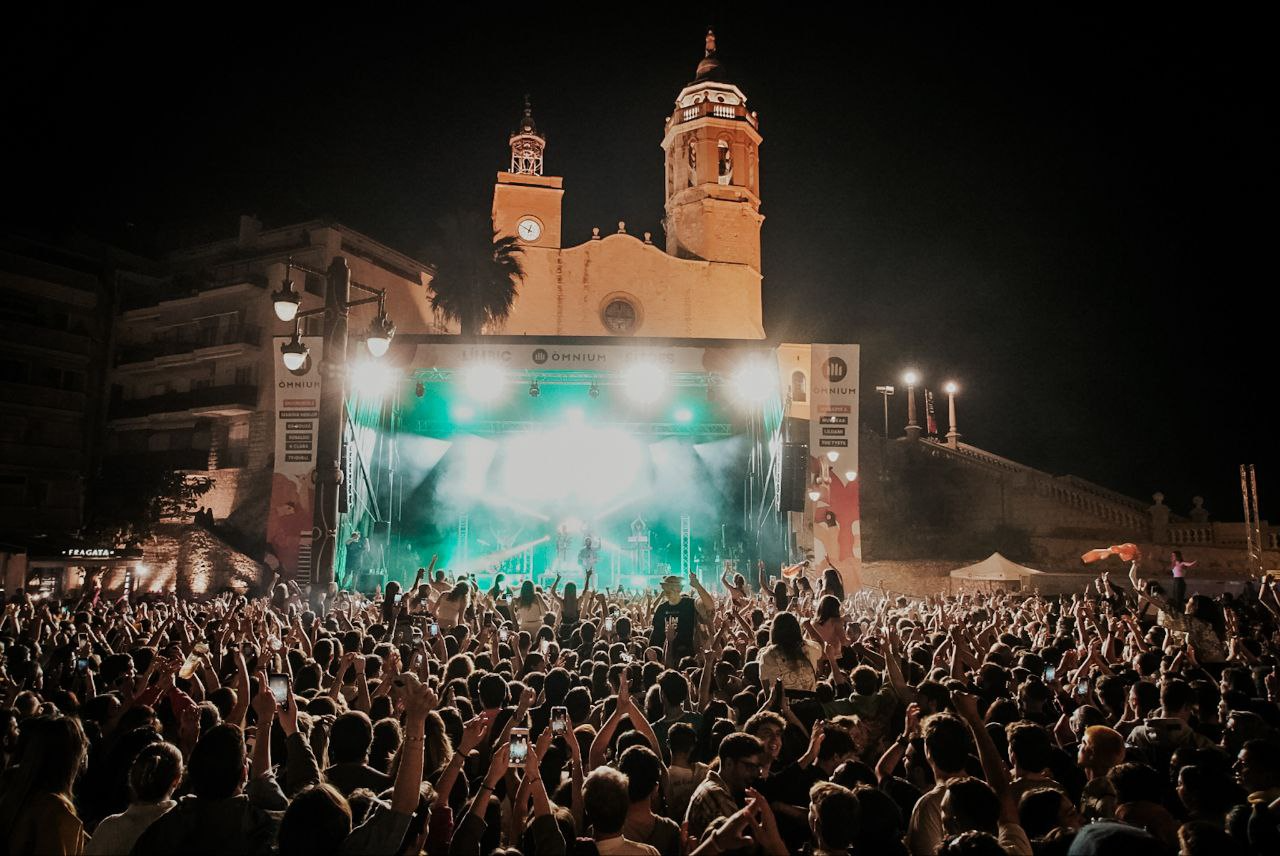 Escenari del Límbic amb l'Església de Sant Bartomeu i Santa Tecla de Sitges de fons.