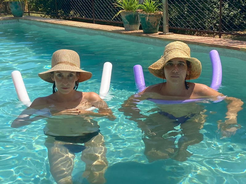 Oye Sherman i Ana Polo a la piscina