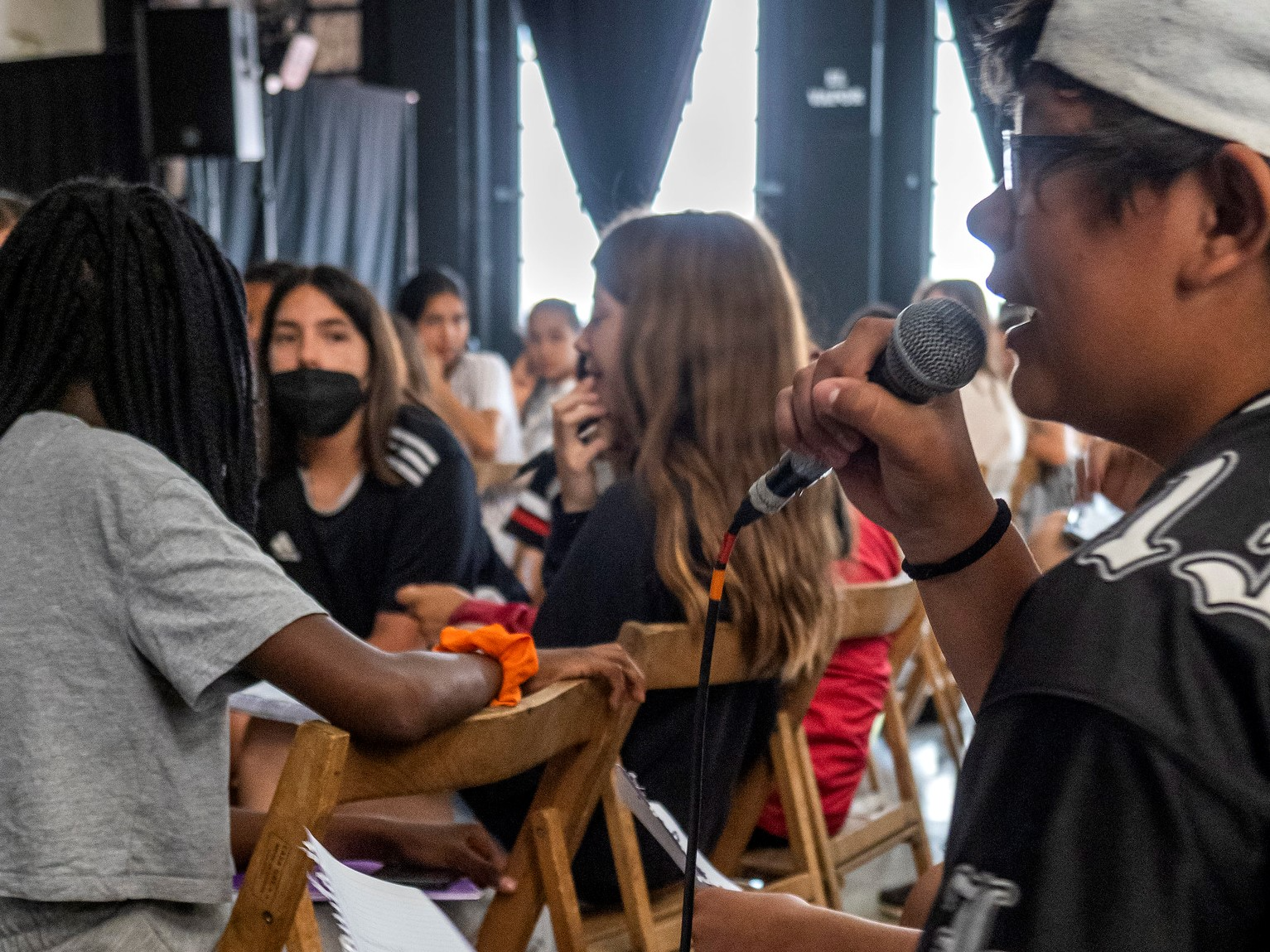 Alumnes de secundària fent un taller amb artístes del Límbic de Sitges.